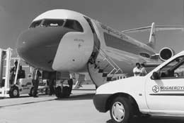Aeroporto di Elmas: carico bagagli su un aeromobile della compagnia Alpi Eagles da parte di un mezzo della societ di handling Sogaerdyn