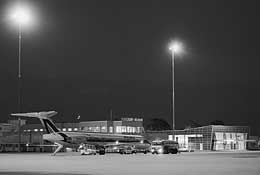 Un'immagine notturna dell'aerostazione di Cagliari-Elmas