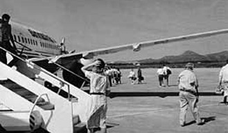 Turisti inglesi sbarcano da un volo charter della compagnia Britain ad Alghero