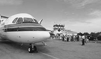 Un aeromobile Meridiana fa scalo per la prima volta a Tortol, nel gennaio 1995