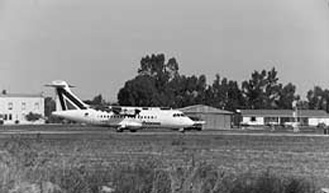 Un Atr42 della Compagnia Avianova appena atterrato sullo scalo di Oristano-Fenosu