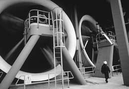 Torre di raffreddamento dell'impianto Targas della societ� Sarlux, a Sarroch. Con un consumo di circa 3.500 t/anno al giorno di residui di lavorazione, l'impianto fornisce alla rete Enel 55o MW di energia elettrica.