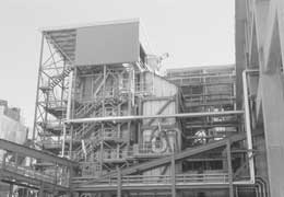 Inceneritore rifiuti della Tecnocasic, nell'area industriale di Cagliari. Nell'impianto vengono trattate 220 mila t/anno di rifiuti solidi urbani e industriali, con una produzione di energia elettrica in parte ceduta all'Enel (45 milioni di kWh, nel 2003)