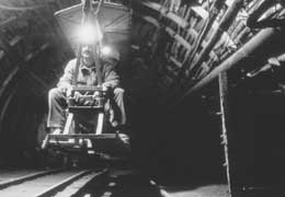 Trasporto di un minatore in una miniera del Sulcis
