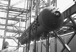 Montaggio del corpo cilindrico (del peso di 27o tonnellate) nella nuova centrale termoelettrica a letto fluido di Enel Produzione, a Portovesme 