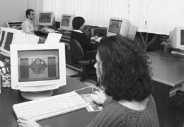 Un'operatrice del Centro eleborazione dati della Regione Sardegna