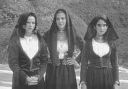Ragazze nel costume tradizionale di Ulassai