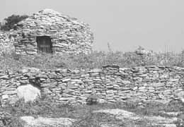 Caratteristico rifugio in pietra per pastori, nelle campagne di Perdasdefogu