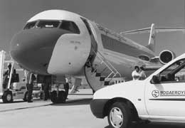 Aeroporto di Elmas: carico bagagli su un aeromobile della Alpi Eagles da parte di un mezzo della societ� di handling Sogaerdyn