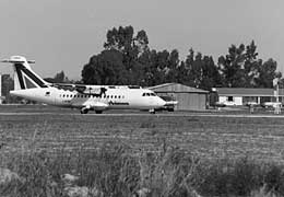 Un Atr 42 della Compagnia Avianova appena atterrato sulla pista dell'aeroporto di Oristano-Fenosu