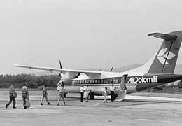 Imbarco passeggeri su un aeromobile della Compagnia Air Dolomiti nello scalo di Tortol�