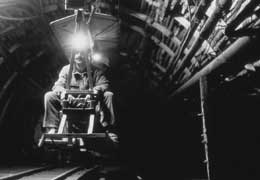 Trasporto minatori in una miniera del Sulcis