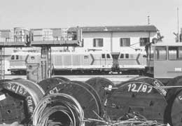 Foto d'archivio dell'elettrificazione della Dorsale sarda, mai realizzata: elettromotrici Breda E451 in prova e materiale di cantiere nella stazione di Sanluri 