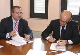 Firma dell'accordo Regioe-Endesa, l'11 gennaio 2007: l'amm. delegato di Endesa Europa, Jesus Olmos, e il presidente della Regione Sardegna, Renato Soru 