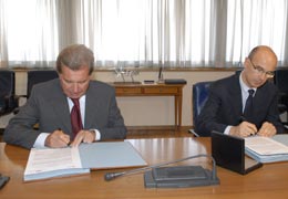L'amministratore delegato dell'Enel, Fulvio Conti, firma il protocollo d'untesa con la Regione Sardegna