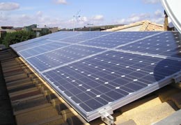 Un impianto fotovoltaico su un tetto di una palazzina in un centro urbano dell'isola 