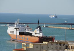 Un cargo della Tirrenia ormeggiato nel porto commerciale di Cagliari. Sullo sfondo un traghetto per il trasporto merci della Grimaldi Lines