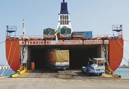 Operazioni di carico su un cargo della Tirrenia, nello scalo marittimo di Porto Torres