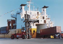 Portocanale di Cagliari, anno 1998: operazione di carico container in autonomia funzionale sul feeder Vento di Levante della Grendi-Tarros