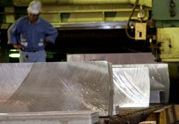 Taglio di una placca di alluminio presso lo stabilimento di Portovesme dell'Alcoa Trasformazioni srl