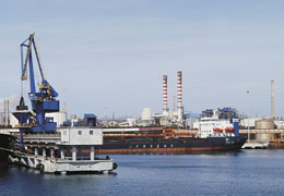 Lo scalo marittimo di Portovesme, terzo porto della Sardegna per volume di traffico, movimenta 5 milioni di tonnellate di merci all'anno, quasi tutte destinate alla vicina area industriale 