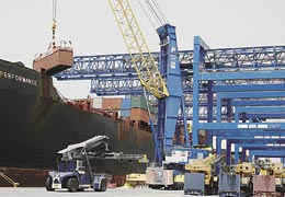 Movimentazione container nel porto canale di Cagliari