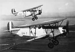 Anno 1938: una coppia di biplani militari I-RO della Regia Aeronautica sorvola la laguna di Elmas. L'aereo in primo piano � pilotato dal generale Aldo Costa, allora giovane tenente