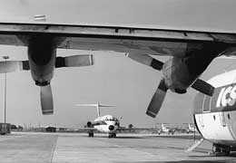 Un cargo Lockeed 200 della Compagnia francese ICS e DC 9 Alitalia sulla pista di Elmas, in occasione dei campionati del  mondo di calcio del 1990