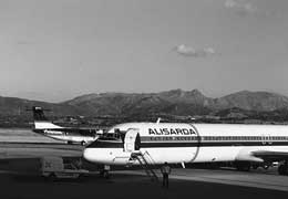 Aeroporto Olbia-Costa Smeralda, giugno 1990: un DC 9 dell'Alisarda e un ATR 42 dell'Avianova, parcheggiati nell'air side